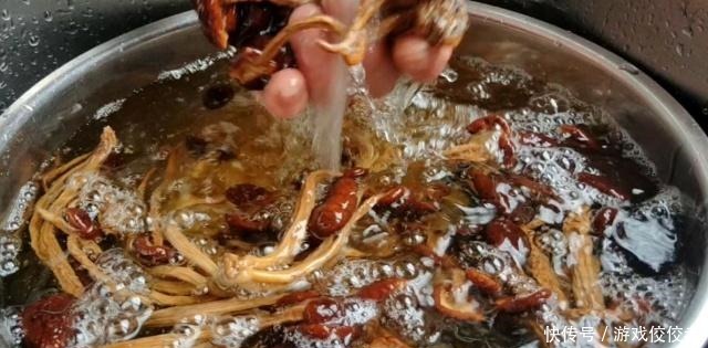 鸡肉这样做太好吃了,不炒不炸扔锅里简单一做,出锅一会被扫光!