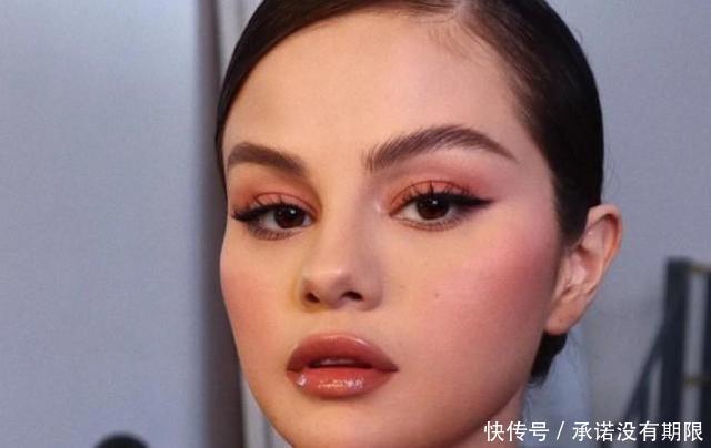 赛琳娜为拍摄活动自己化妆,称喜欢简易的妆容,易于展现真实自我