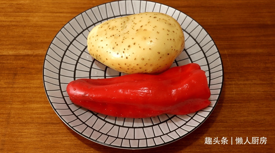 土豆别再炖肉了,教你一个新吃法,好吃到停不下来,比吃肉香!
