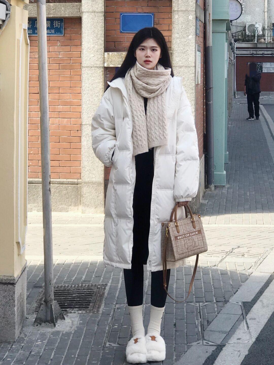 大衣 冬日氛围感穿搭指南,姜黄色大衣配白色阔腿裤,慵懒又随性!