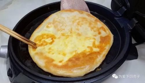 面团|烙饼这样做才好吃，开水一烫，张张柔软又劲道，比手抓饼还好吃