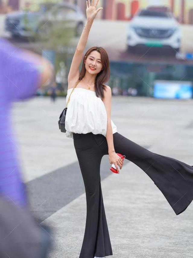 喇叭裤|美女街拍：黑色和白色的经典搭配，设计感十足，尽显年轻时尚感