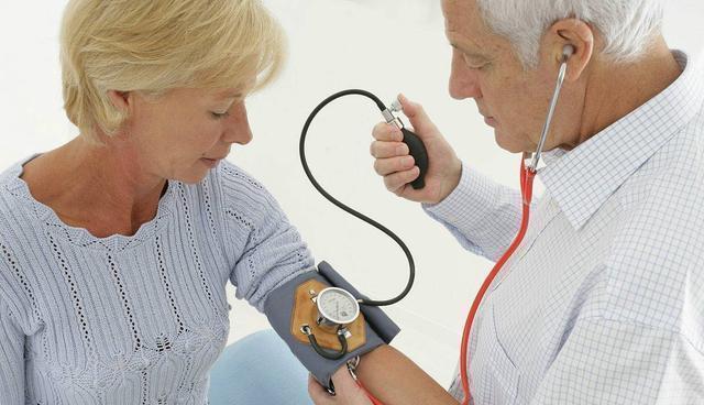 骑自行车|高血压不能碰“洋葱”?医生建议:想要血压平稳,4种食物可常吃