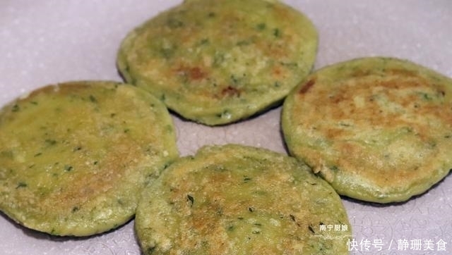 芥菜别用来打汤了,做成这样的小吃,有滋有味,上桌就被家人抢光