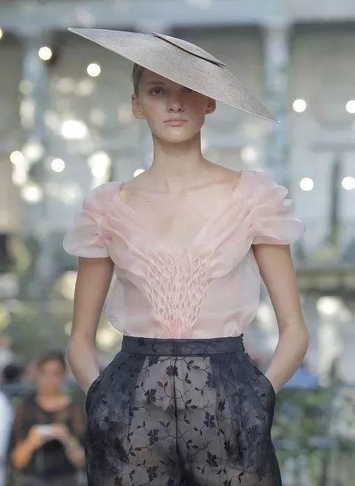 时装|干货丨时装大牌设计师都在用的手艺学会手工绣缀,给你的创意立裁加加餐