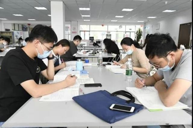 长假@江苏洪泽:图书馆里乐享书香长假