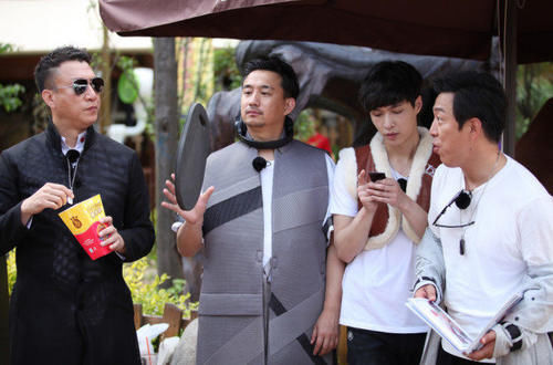 小岳岳 岳云鹏和贾乃亮抢节目组的车,导演态度引热议终于像鸡条了