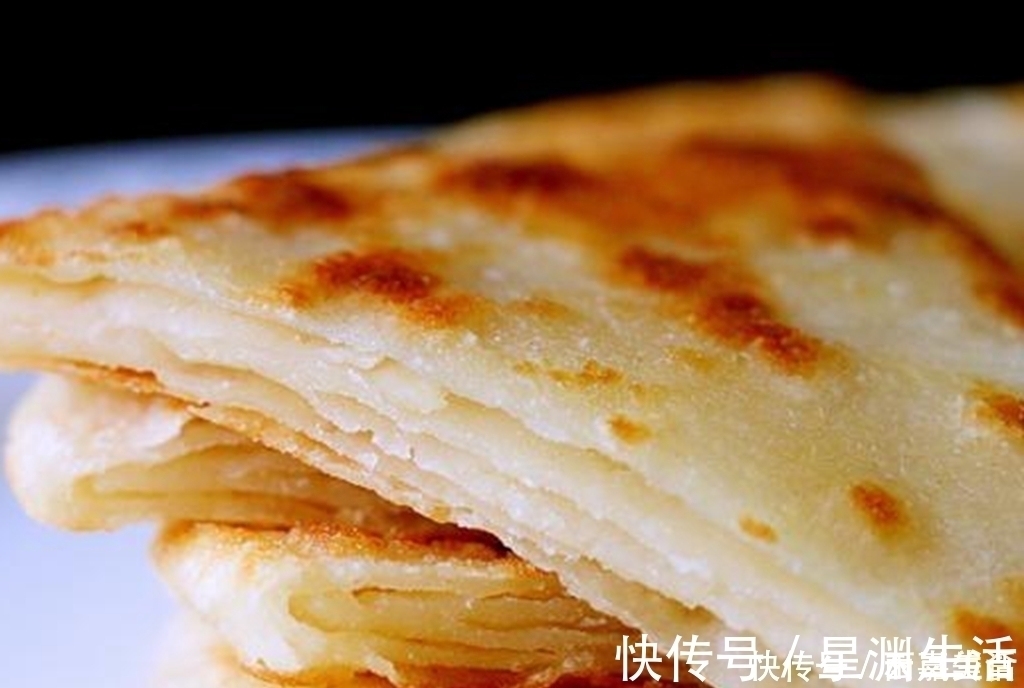 烙饼和面时,一定别直接加水,多加“1步”,又软香又出层