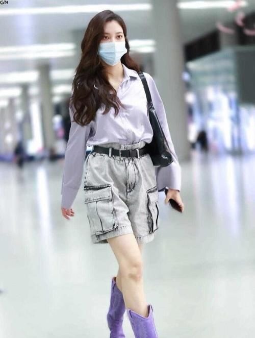 紫色 小姐姐气质真是绝了,衬衫配牛仔短裤文艺高级,太有明星气质