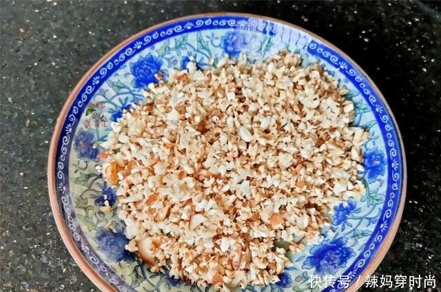 1碗糯米,4个鸡蛋,教您做冷天营养早餐,简单一卷,比烧麦好吃