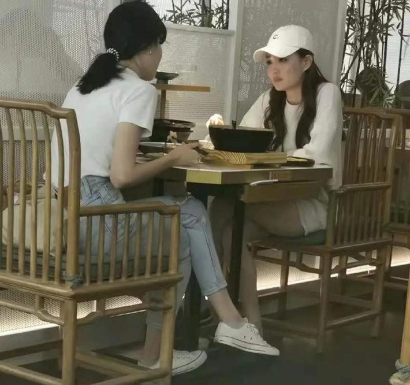 上衣|徐璐外出吃饭被偶遇,“下衣失踪”穿搭时髦,生图下漫画腿仍抢镜