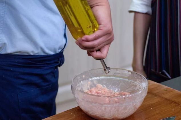 炒肉时,不能加3样调料,很多人爱加,难怪总粘锅,还没“肉味”