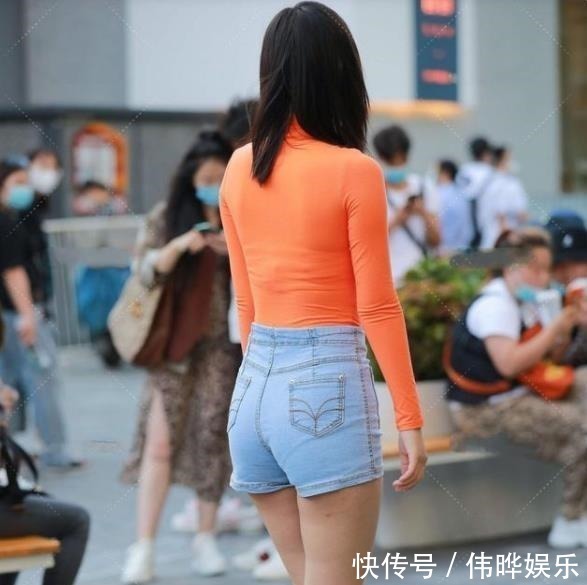 上衣 时尚穿搭:亮橙色上衣搭配牛仔短裤,美女真是不怕冷啊