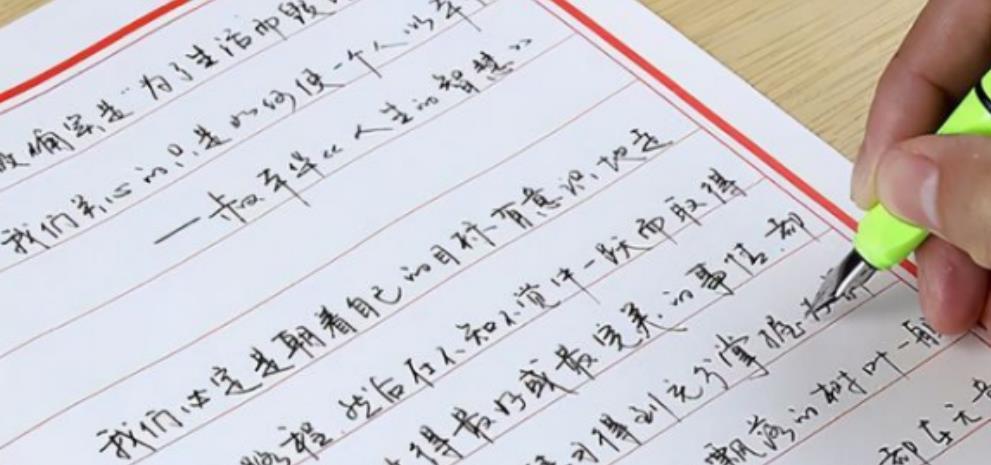 洒脱|初中生“董卿体”火了，字迹虽洒脱却很容易被扣分，学生要注意