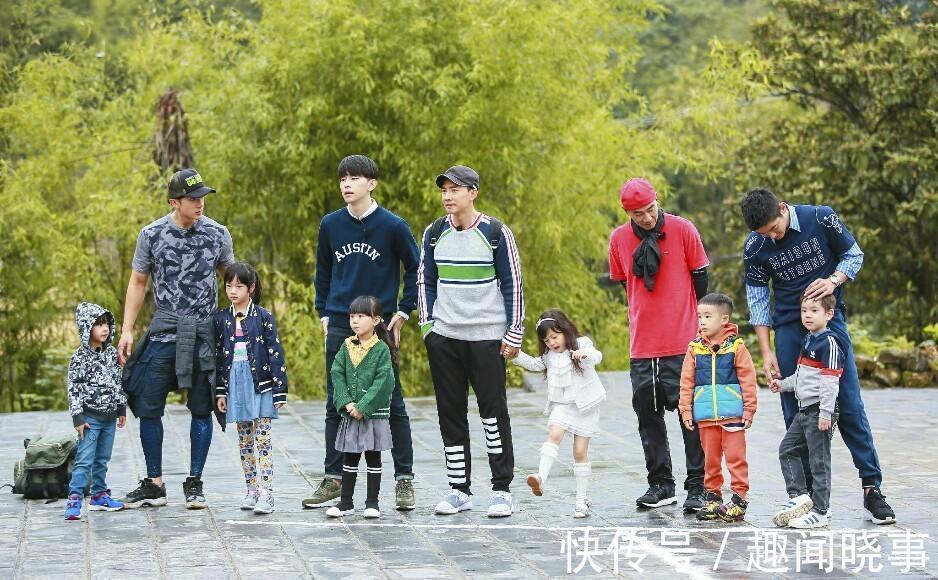 刘畊宏晒爸爸5聚会照，春哥一手抱Jasper一手抱小泡芙