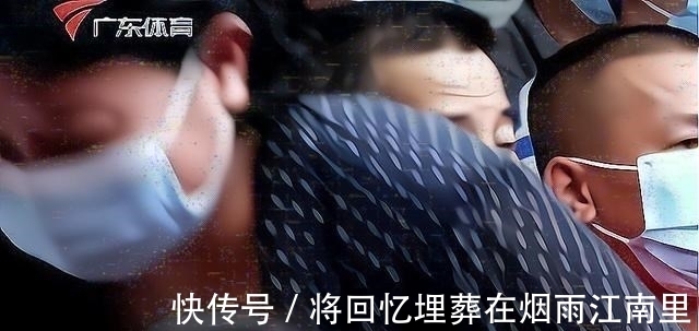 金牌|慶祝全紅嬋奪冠畫面!女領(lǐng)導(dǎo)中途離場更衣,全爸手捧鮮花很激動(dòng)