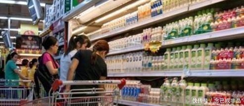 超市|男孩捏坏超市白色草莓,宝妈的话让人无语,售货员128一斤赔吧!