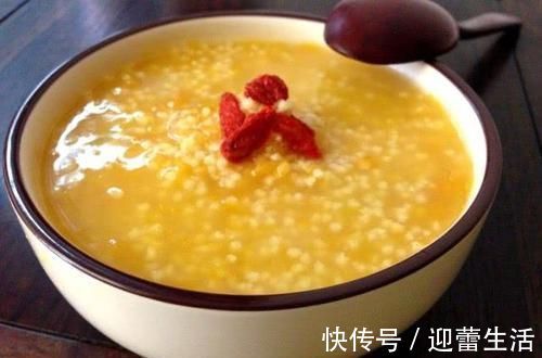 长期失眠|长期失眠,5大危害会“如约而至”,吃好4物,助你沾床就睡