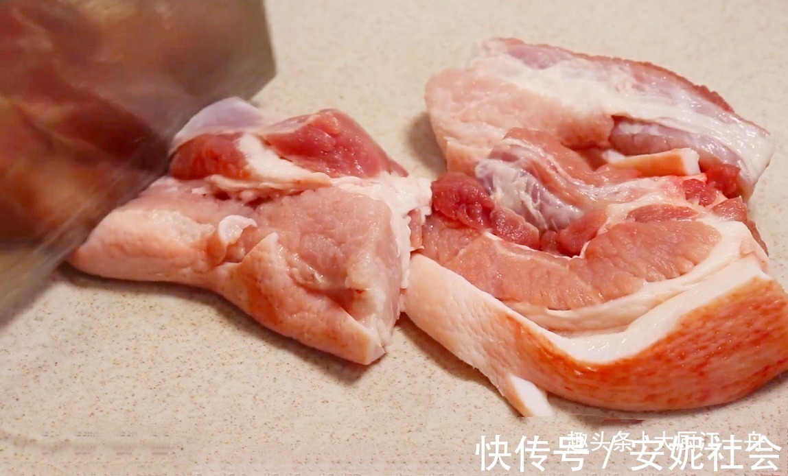 保存猪肉时,最忌直接放冰箱,肉贩子教我一招,放半年照样新鲜