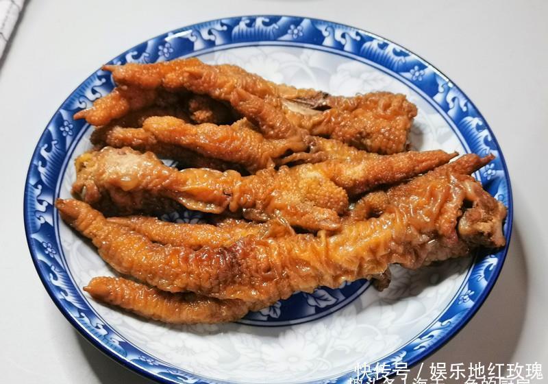 女儿寒假回来加餐，吃饺子搭配3道菜，女儿：还是在家吃饭幸福