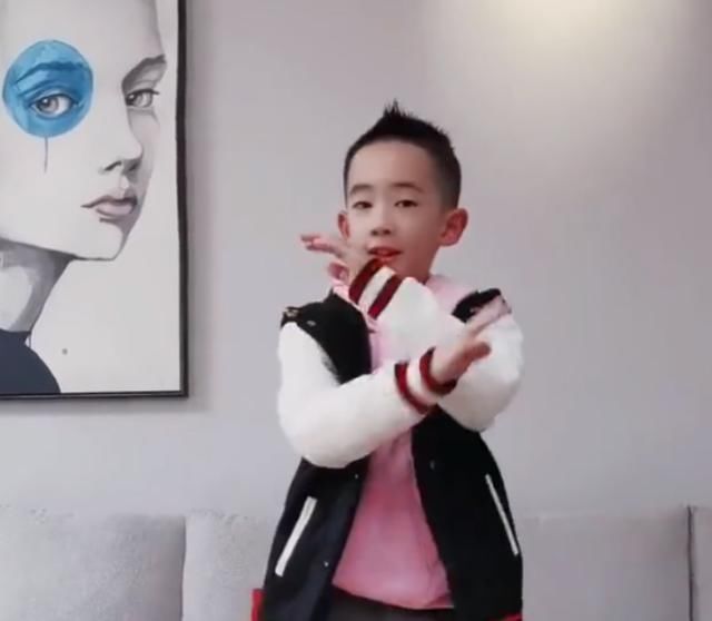 应采儿|应采儿晒儿子跳舞视频,神态动作神似陈小春,但身高成为最大亮点