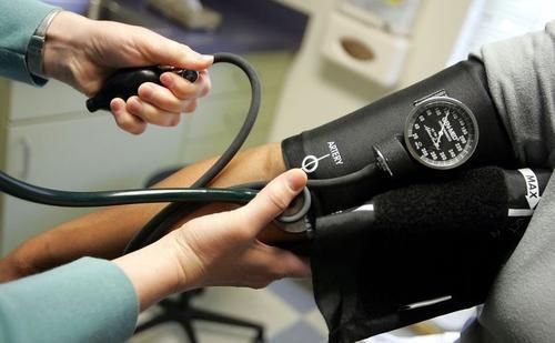 高血压不想“脑溢血”,营养师提醒4类食物再想吃也要忍住