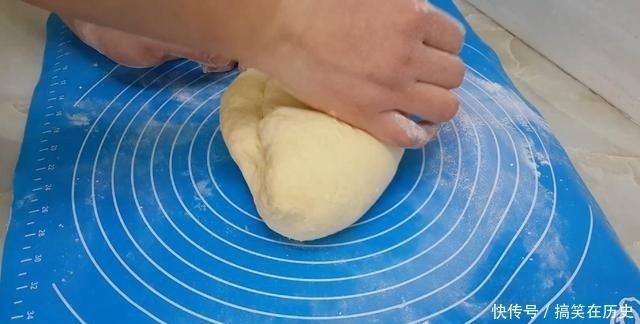 以后面粉就这样做,加3个鸡蛋,不用烤不用蒸,比蛋糕都香甜好吃