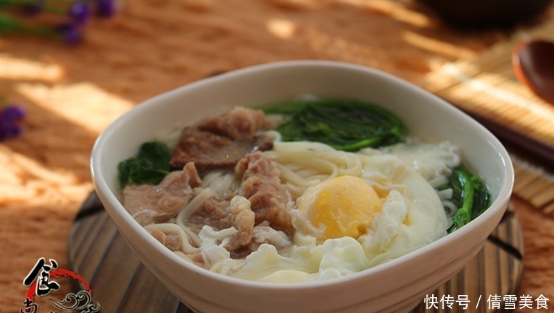 这几样食材搭配煮面,营养丰富汤很鲜,补气血,早餐常备