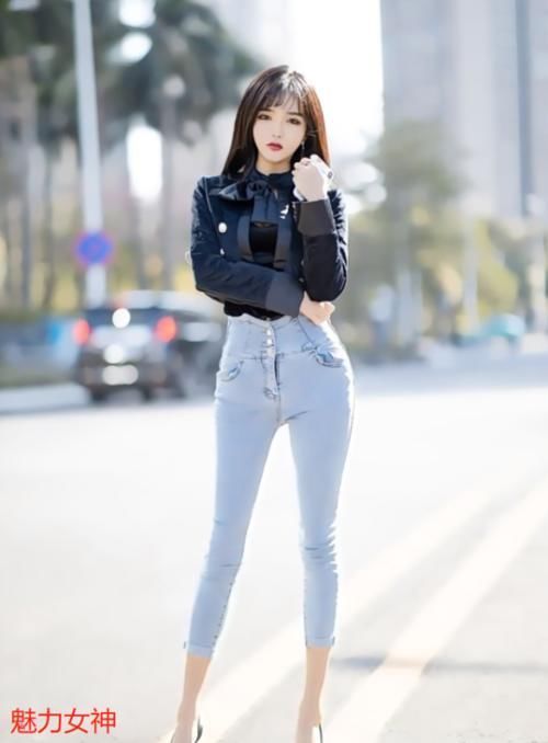 街拍小姐姐一双高跟鞋搭配修身牛仔裤,尽显满满的“御姐范”