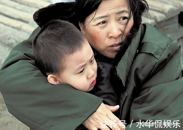 母爱|9张让人潸然泪下的母爱照,妈妈实在是太伟大了,看一次哭一次