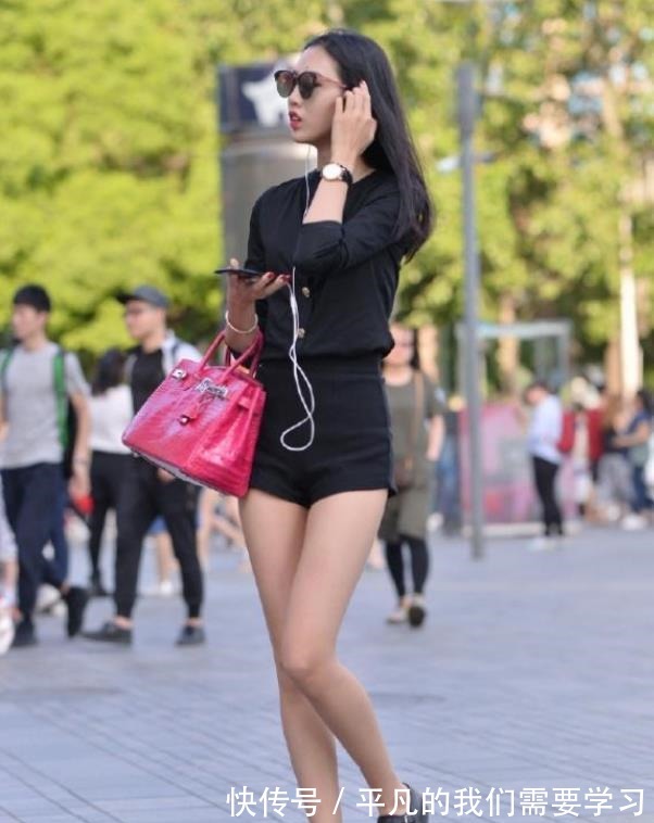 打底衫 黑色打底衫搭配皮质半身裙,明艳端庄,明媚妖娆!