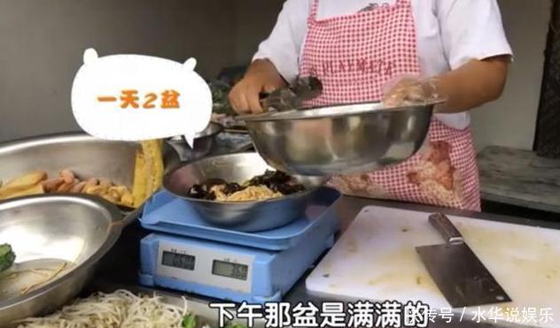  90后小姑娘卖小吃，5米的小摊1个大盘子，1天卖2小时月收入上万