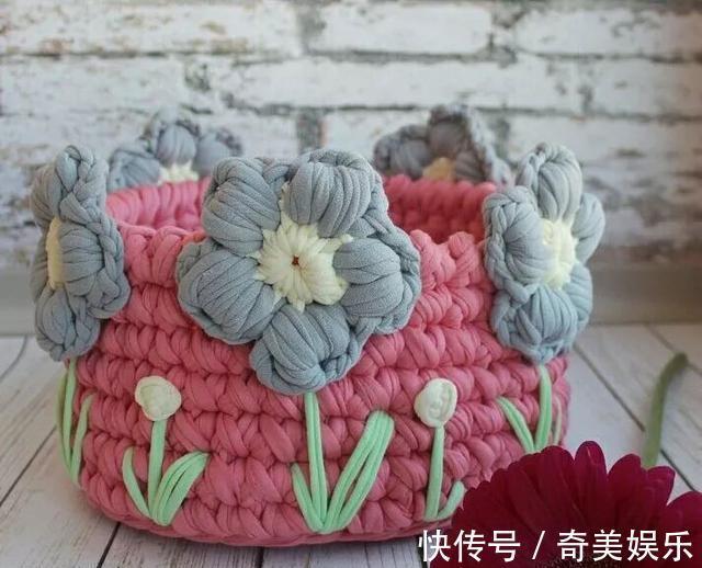 旧衣服剪几刀，制作布条线，拿来钩编收纳盒，非常实用！附教程