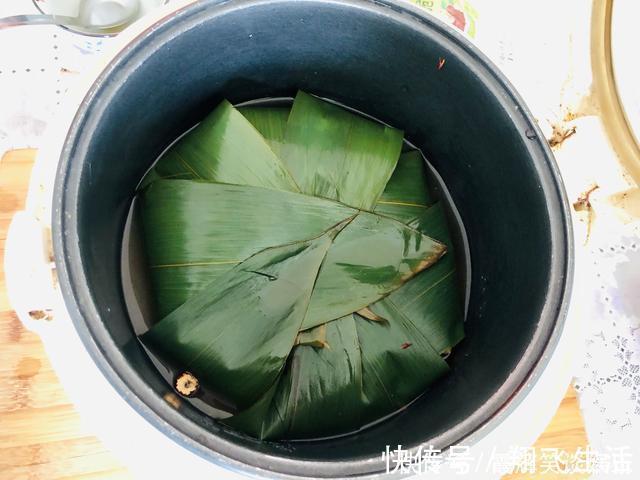 粽子|糯米加点红糖和枣,做法超级简单,吃起来比端午节的粽子都好吃!