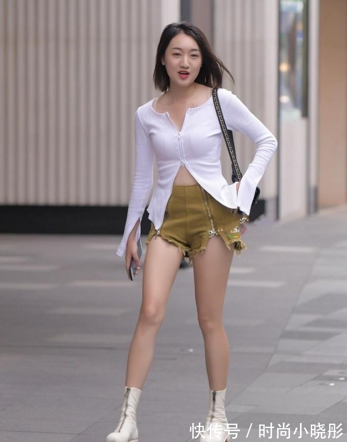 小姐姐 嫂子穿衣太省了,上衣拉链装裤子上,这下可能“凉快”了