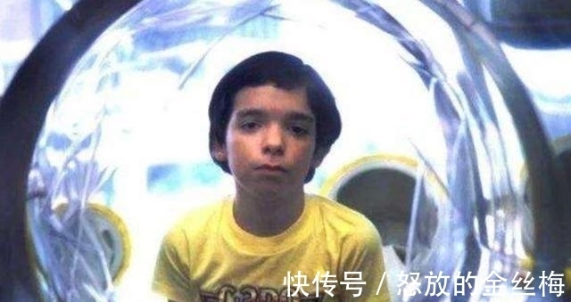 菲利普|“泡泡男孩”:12岁才走出隔离罩,在死亡前才首次触摸到妈妈