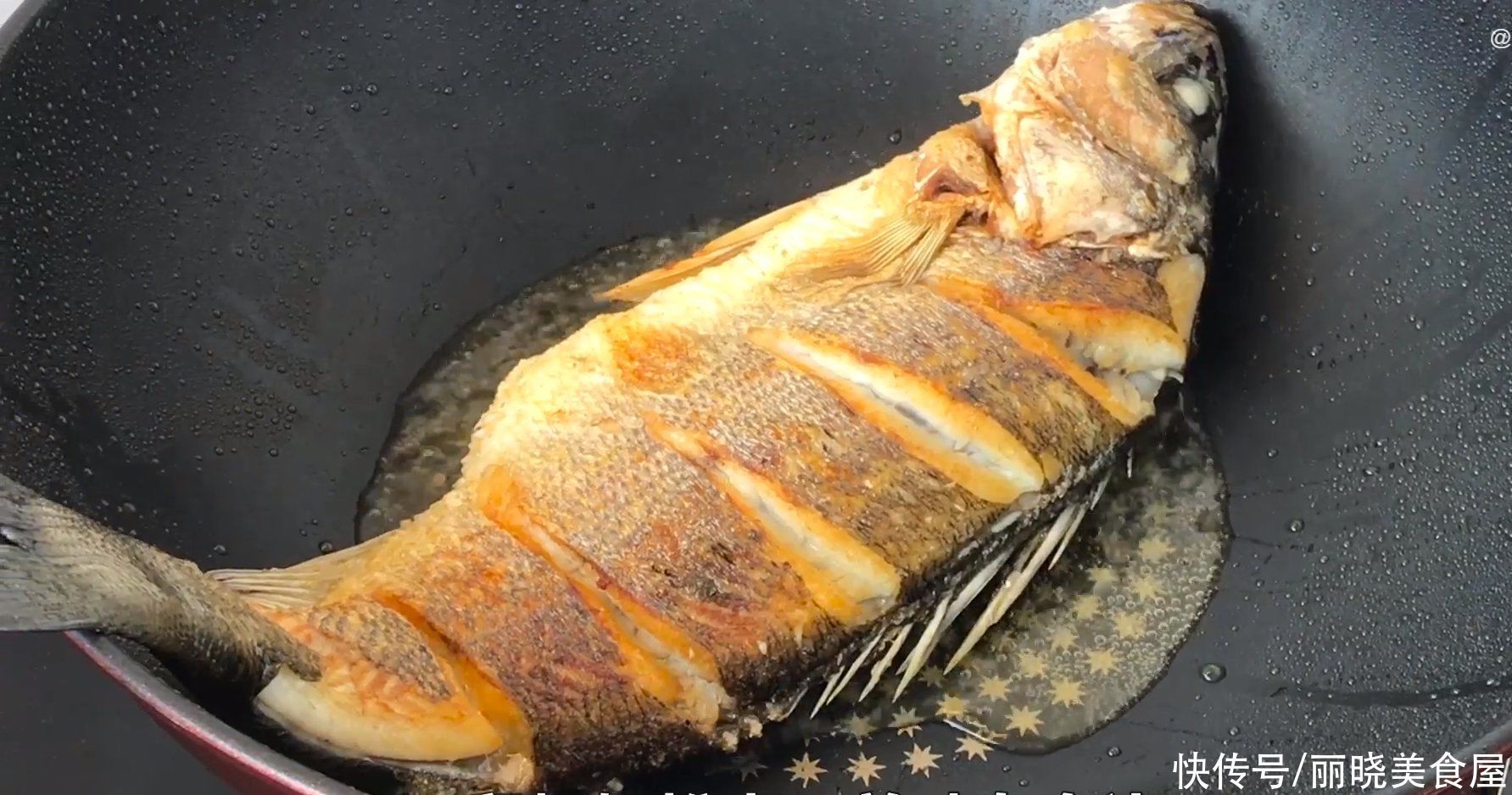 不管煎什么鱼，切记不要直接下锅，教你一招，不粘锅不掉皮