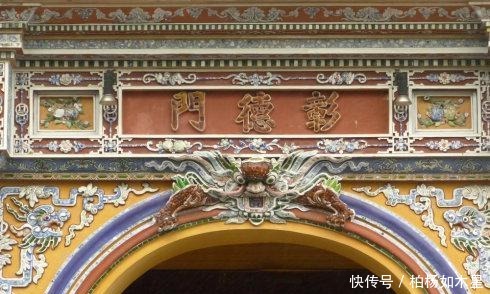 越南古建筑刻了许多文字，国人一看就明白，当地人却都说不知道