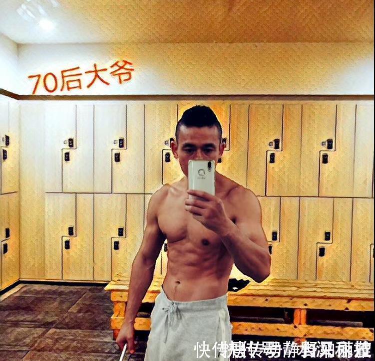 大叔|46岁大叔健身多年,驻颜有术,肌肉壮硕颜值很高,硬拉180公斤