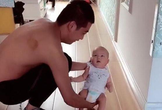 小左|“会玩奶爸”带娃练习走路火了，娃一脸无奈：你开心就好