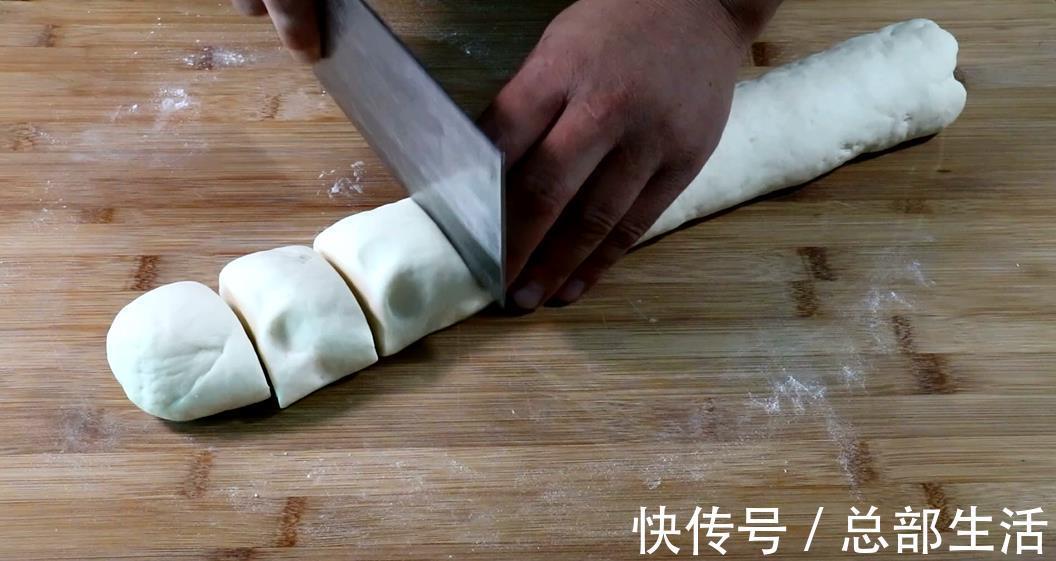 做法|面粉别只会蒸馒头,教你一种新做法,松软香甜,一顿5个不够吃