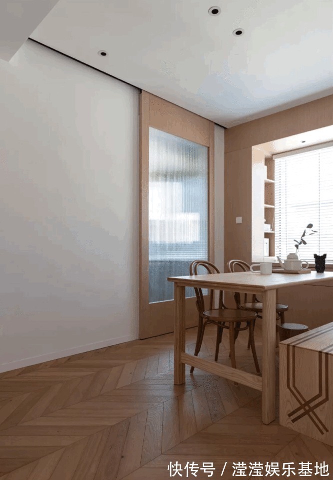 折叠门|100㎡小三房，坚持全屋打满柜子，飘窗这样设计，太实用了