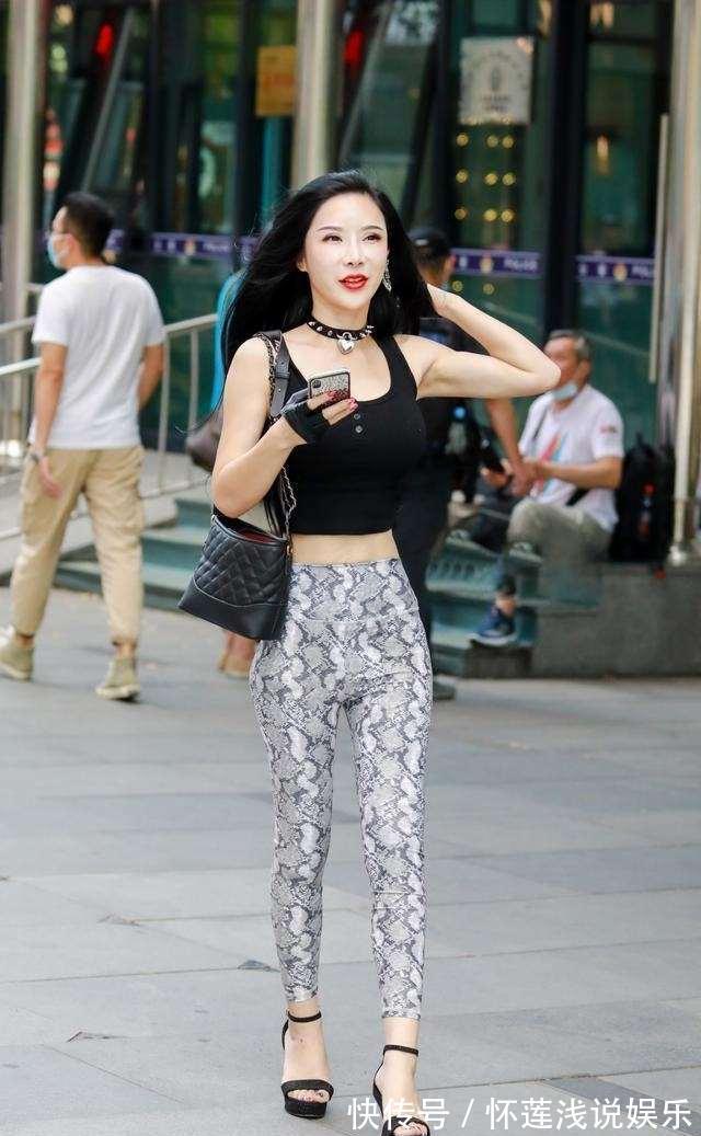 打底裤 黑色低领背心搭配花纹打底裤,穿搭秘诀,值得注重细节