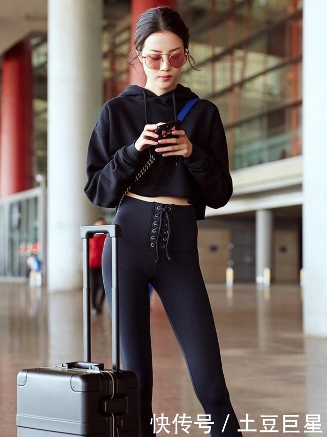 街拍:打底裤小姐姐的搭配轻松随意,展现洒脱气质