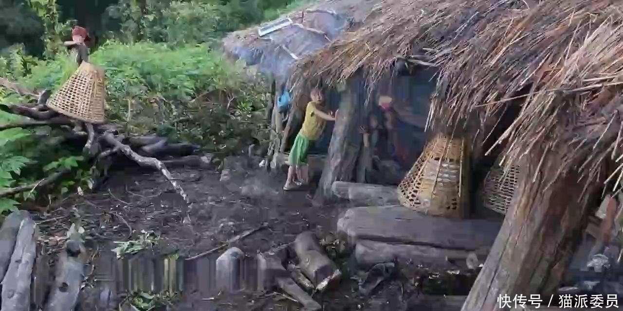 尼泊尔|尼泊尔山区穷人家的生活,房子矮的直不起腰,只吃一个土豆炒蘑菇