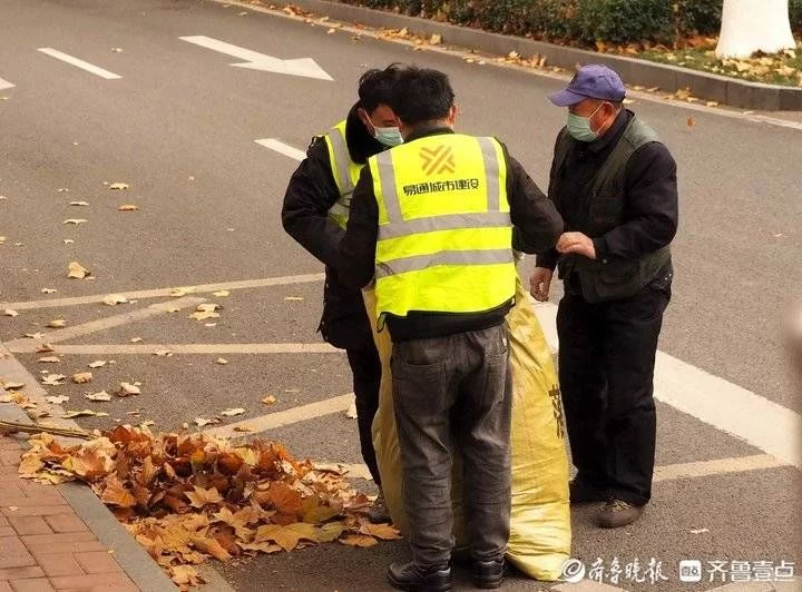 济南寒潮大风，落叶漫天飞舞，环卫工忙清扫