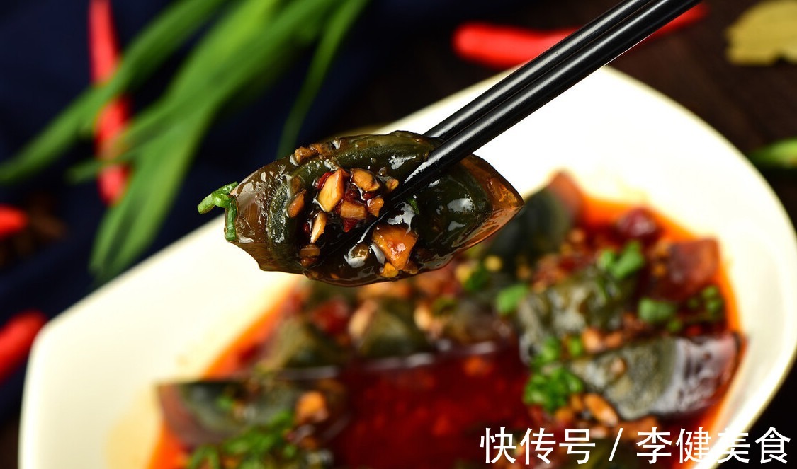 切皮蛋|做凉拌皮蛋有技巧,要想好吃入味还不腥,3种调料不可缺少