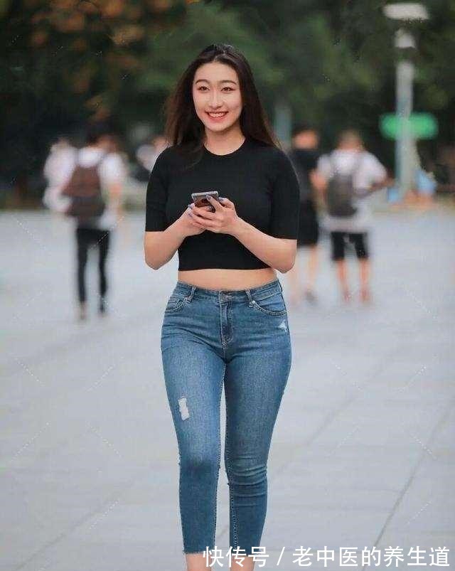 搭配 棕色短款靴子搭配蓝色打底裤，点缀衣物，还能起到画龙点睛的作用！