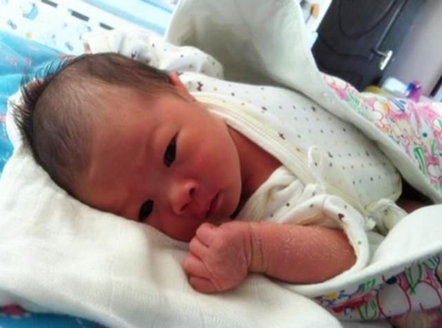 孕期|孕期喜欢熬夜玩手机,宝宝出生后容易出现两个问题,孕妈不容忽视