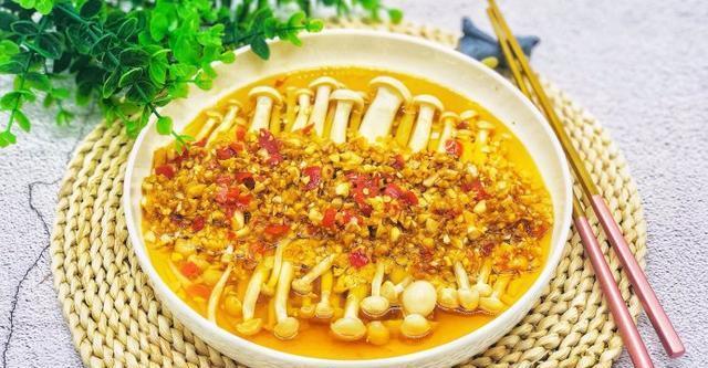 家人|海鲜菇此做法,家人抢着吃,蒜香浓郁,味道鲜美